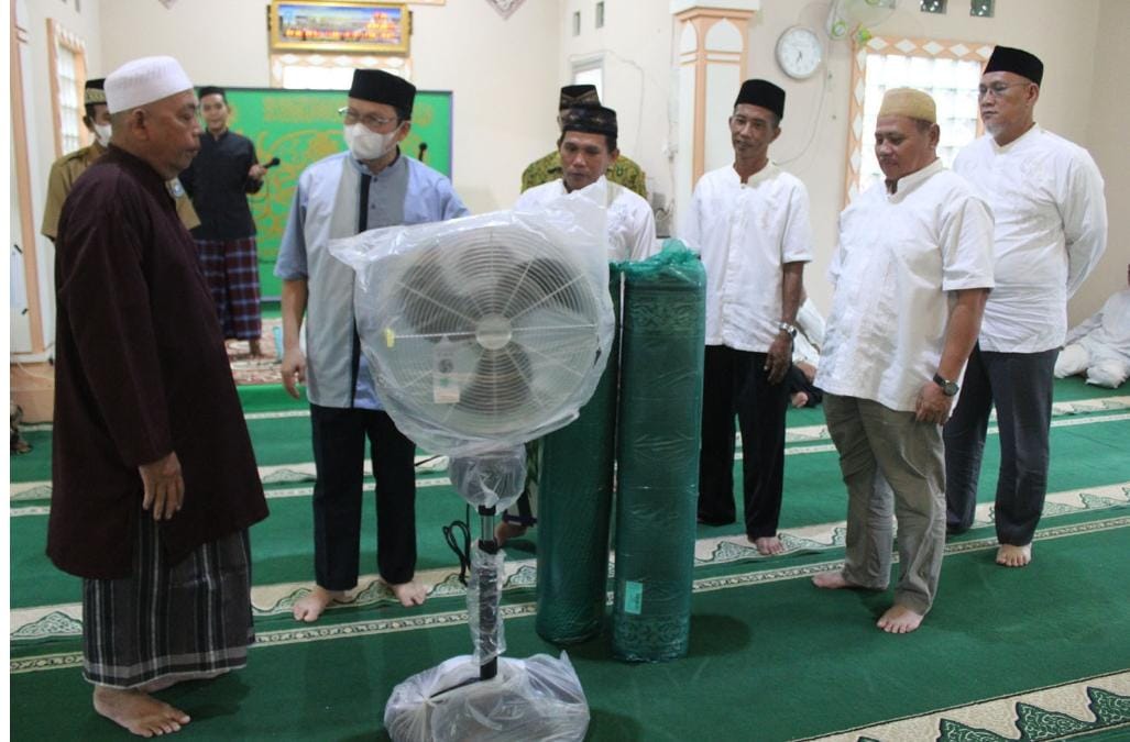 Algafry Serahkan Kipas Angin Hingga Santuni Puluhan Mustahiq di Sungaiselan