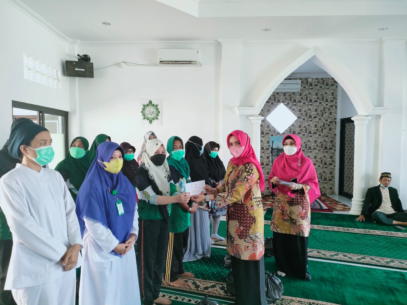 DWP RSUD Depati Bahrin Bagikan 50 Paket Bantuan Untuk Pegawai Jandi dan Anak Yatim