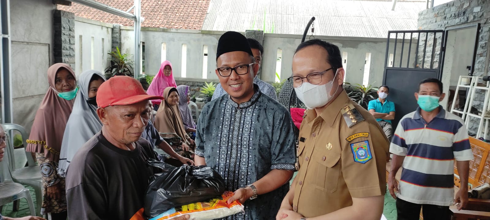 AETI Bagikan 350 Paket Sembako untuk Warga Desa Guntung