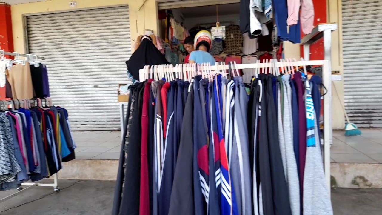 Pedagang Pakaian di Pasar Modern Kiba Mulai Buka Kios