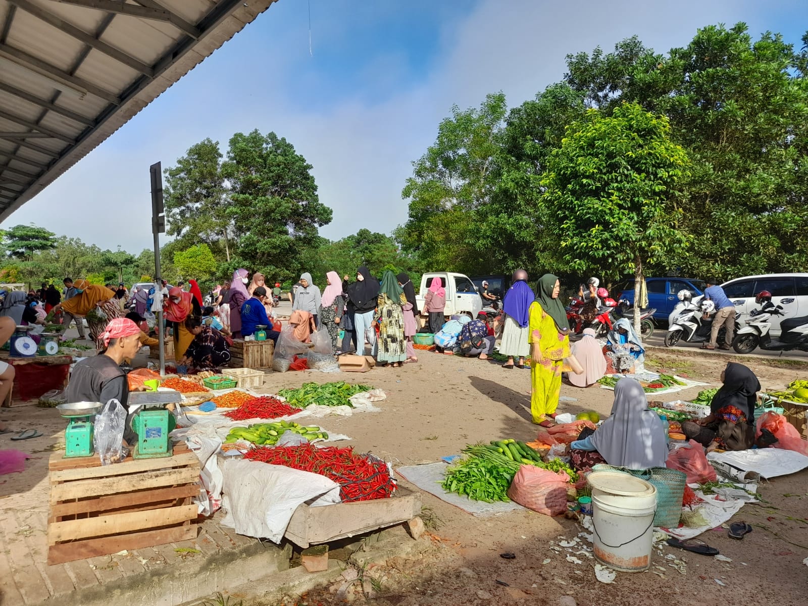 Pasar Modern Masih Tutup, Pedagang Buka Pasar Dadakan