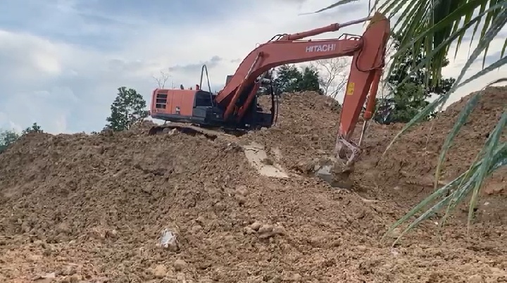 Berlokasi di Desa Deniang, Tambang Timah Beroperasi di Belakang Rumah Warga