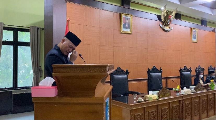 Herry Erfian Menangis Mundur Dari Wakil Bupati Bangka Tengah