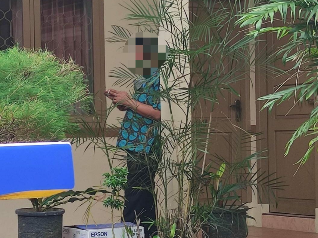 Langgar Perda KTR, ASN Bangka Tengah Asik Merokok di Kantor