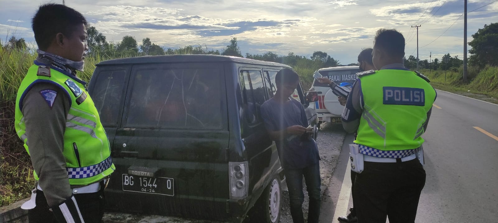 Bawa Penumpang di Atas Atap Mobil, Putra Pasrah Ditilang Satlantas Polres Bateng