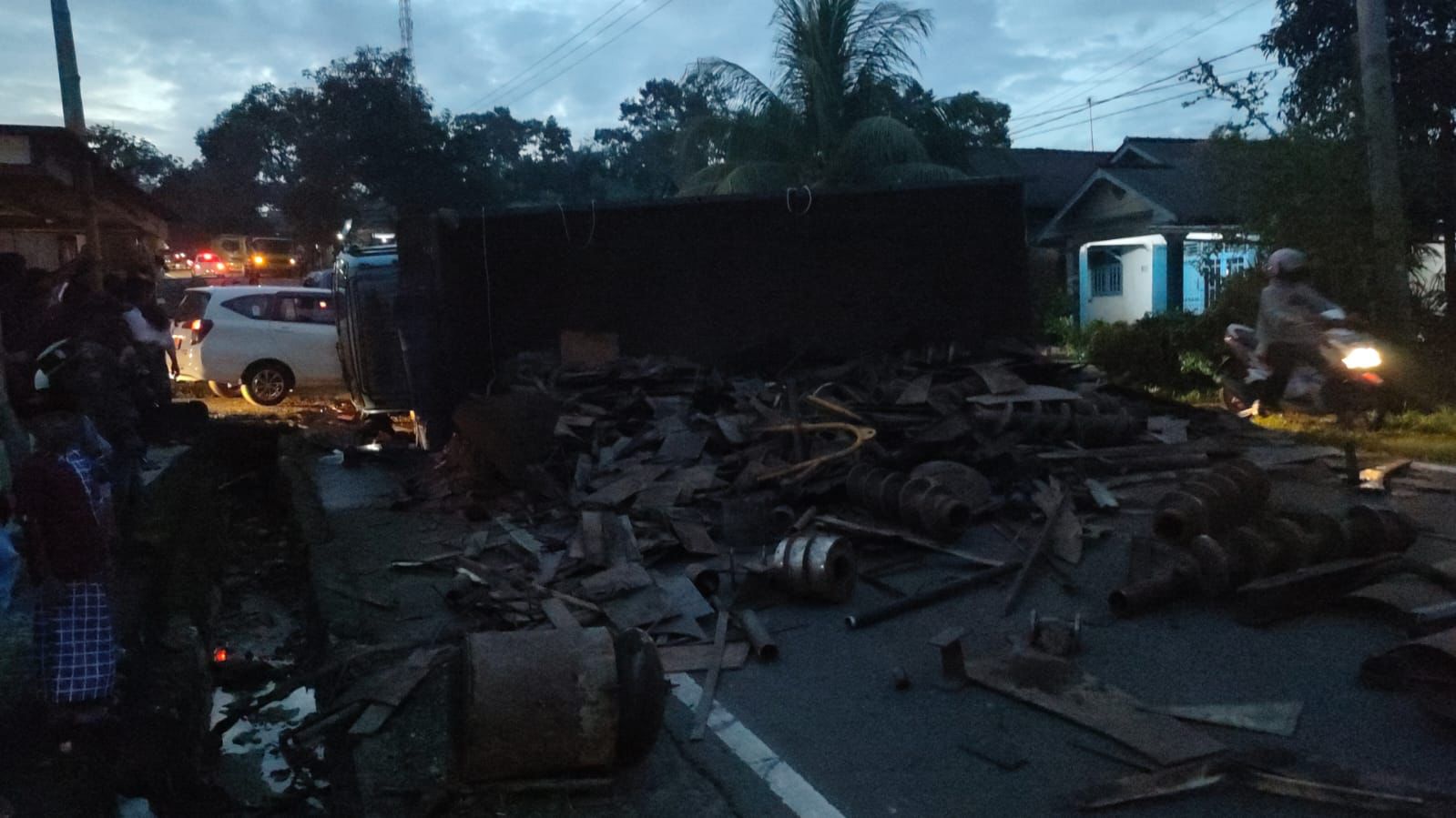 Begini Kronologi Truk Terguling di Jelutung