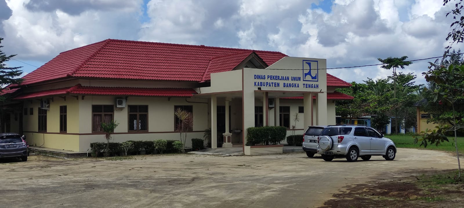 Warga Dicueki Petugas Saat Datangi Dinas PUPR Bangka Tengah