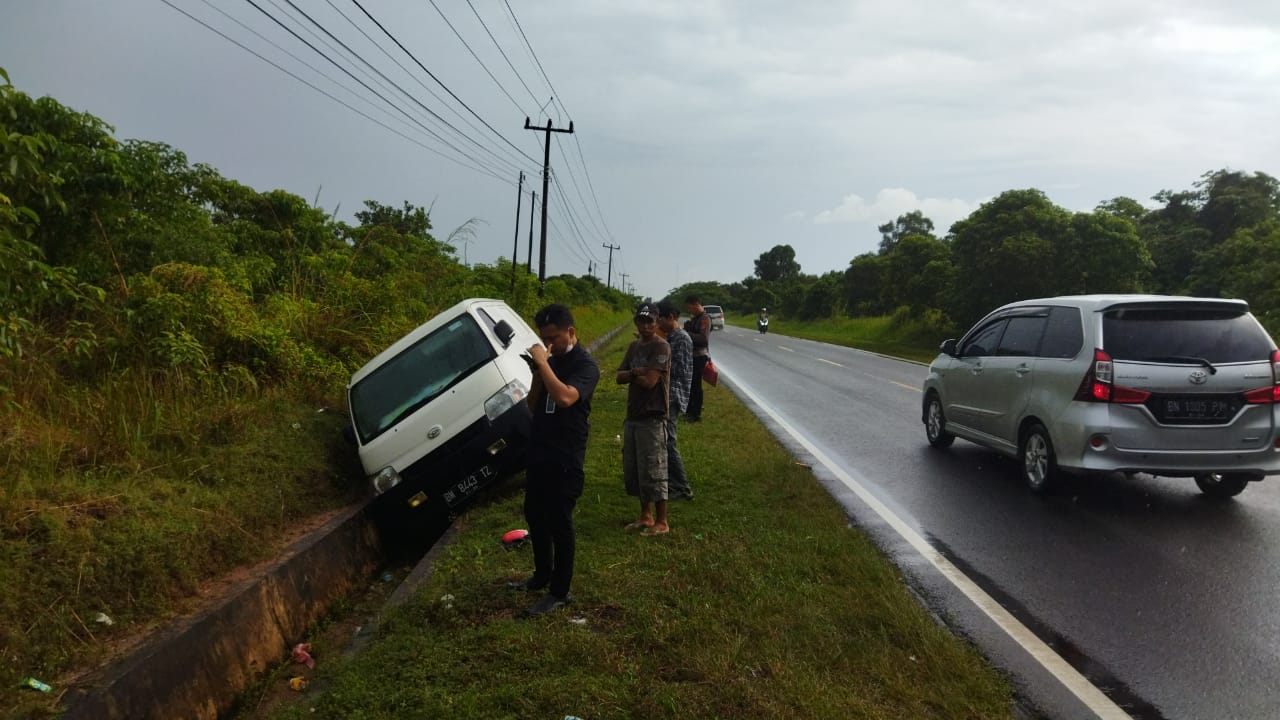 Mobil Berisi Rp 4 Miliar Tergelincir di Jalan Pangkalpinang-Koba