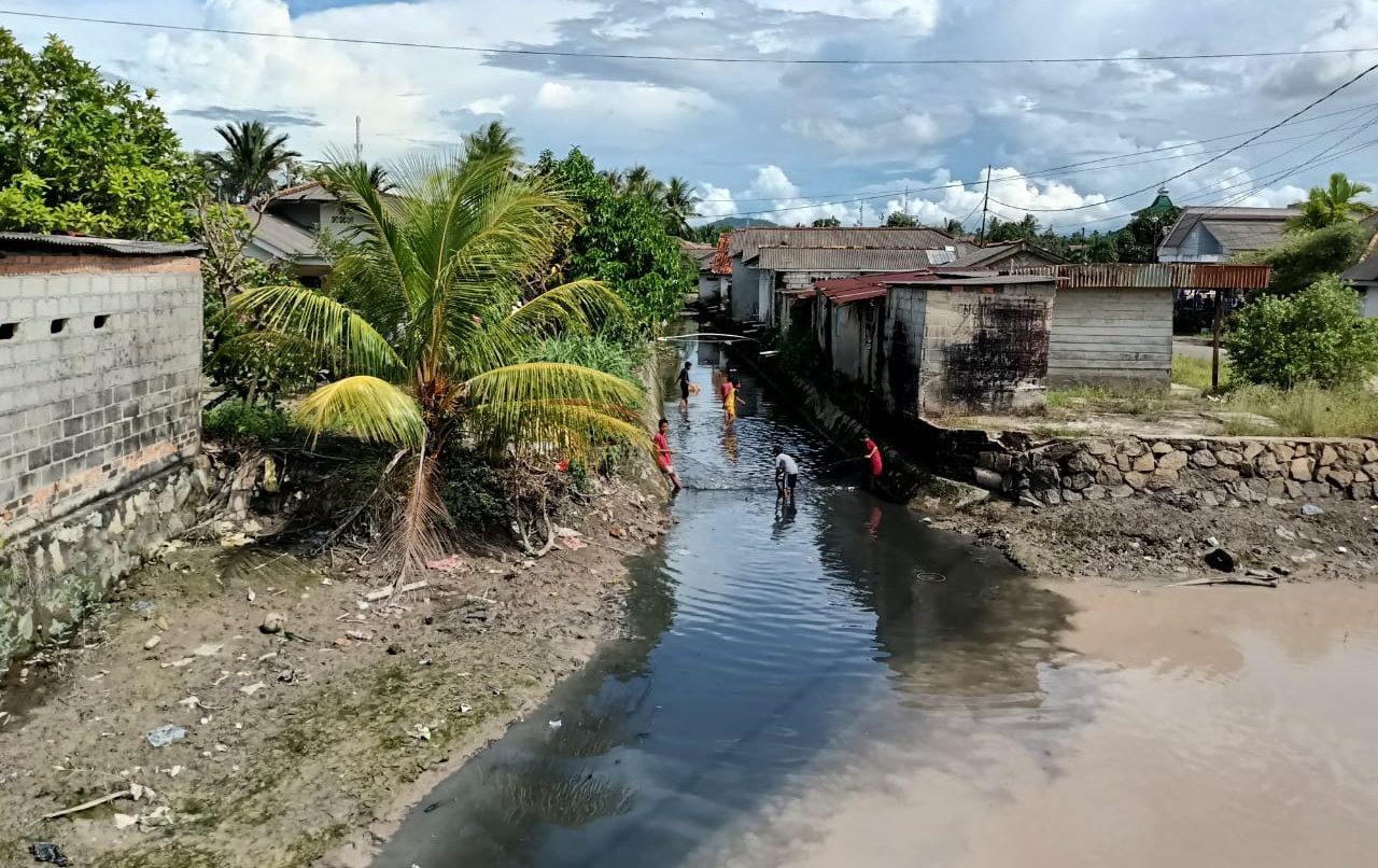 Bermodalkan Secarik Waring Bikin  Bocah Tertawa Sumeringah