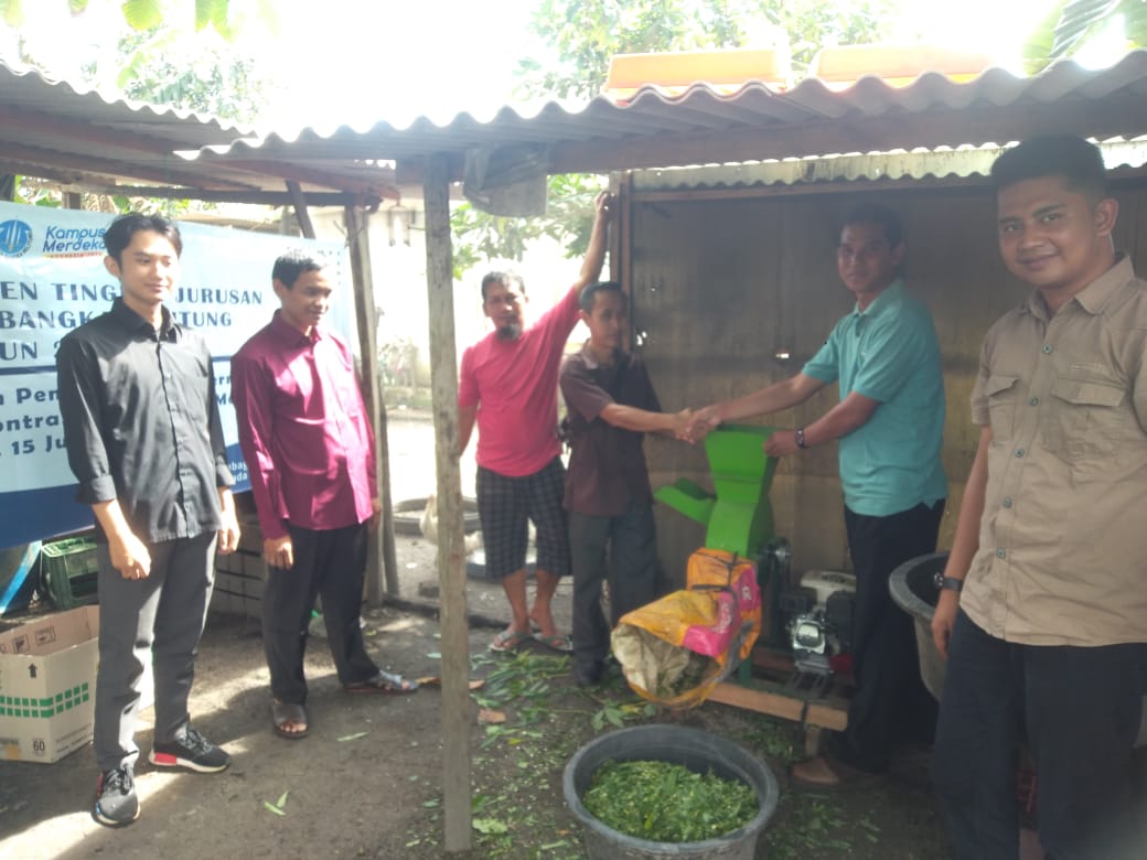Peternak Bebek Arung Dalam Dapat Mesin Pencacah Pakan Dari Dosen Teknik Mesin UBB