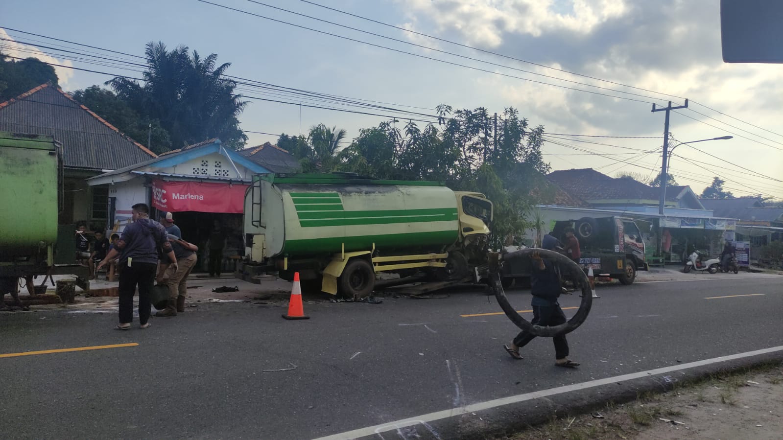 Tabrak Mobil Tangki CPO, Rombongan Dari Jakarta Gagal Liburan ke Kolong Biru