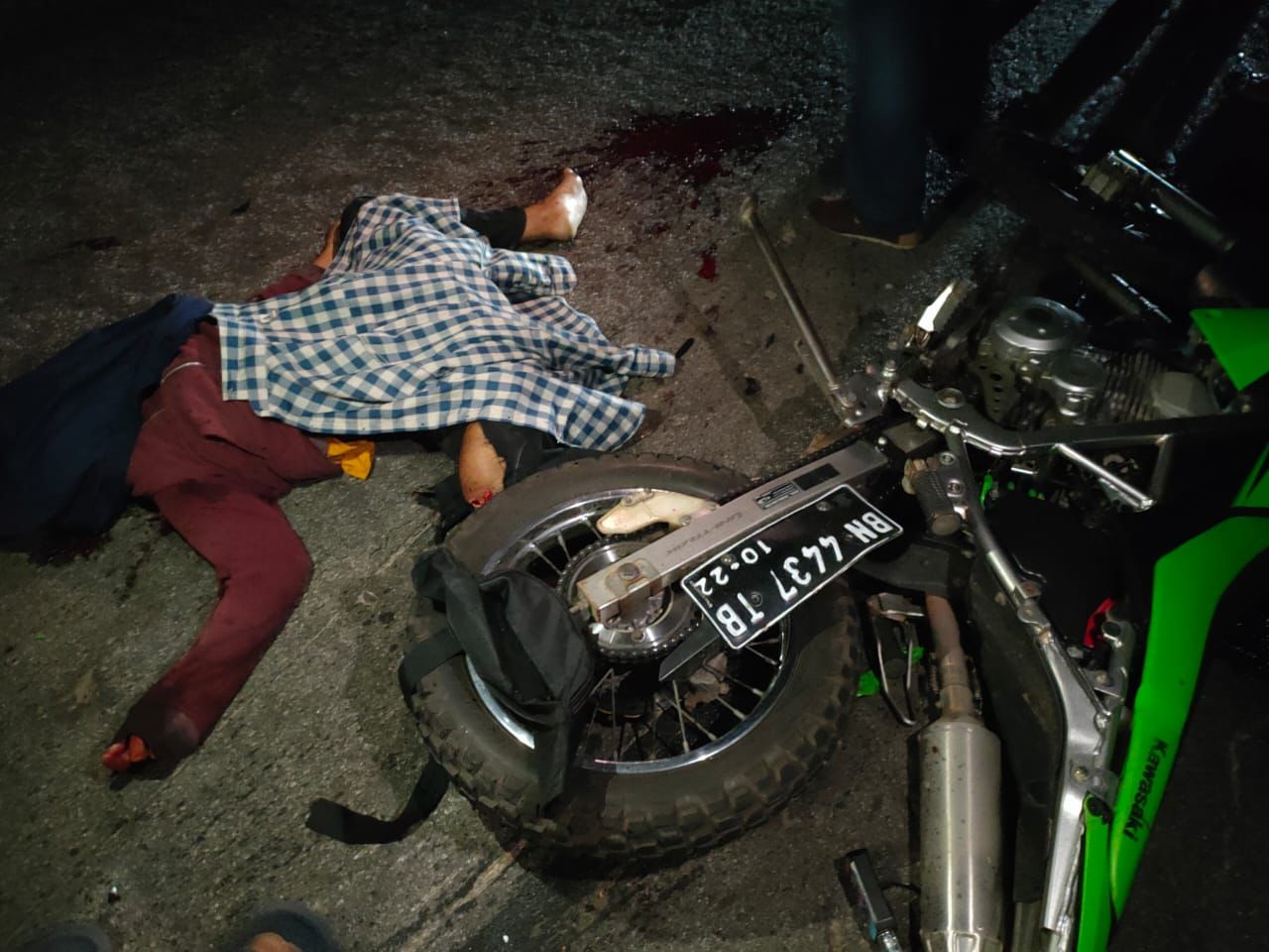 Saling Tabrak, Pengendara KLX 150 dan Yamaha R15 Tewas Ditempat