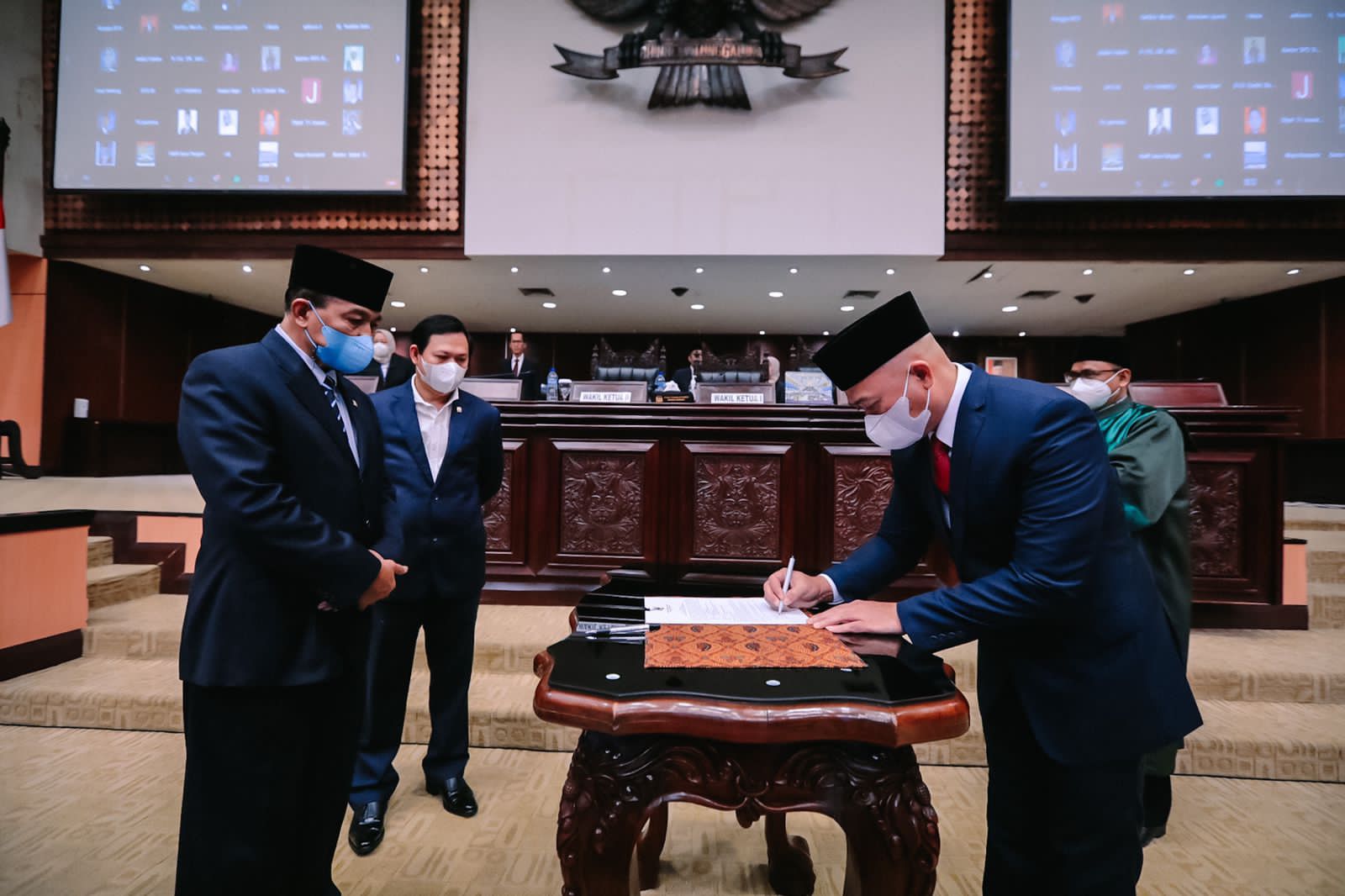 Resmi Gantikan Hudarni Rani, Herry Erfian Langsung Ikut Paripurna