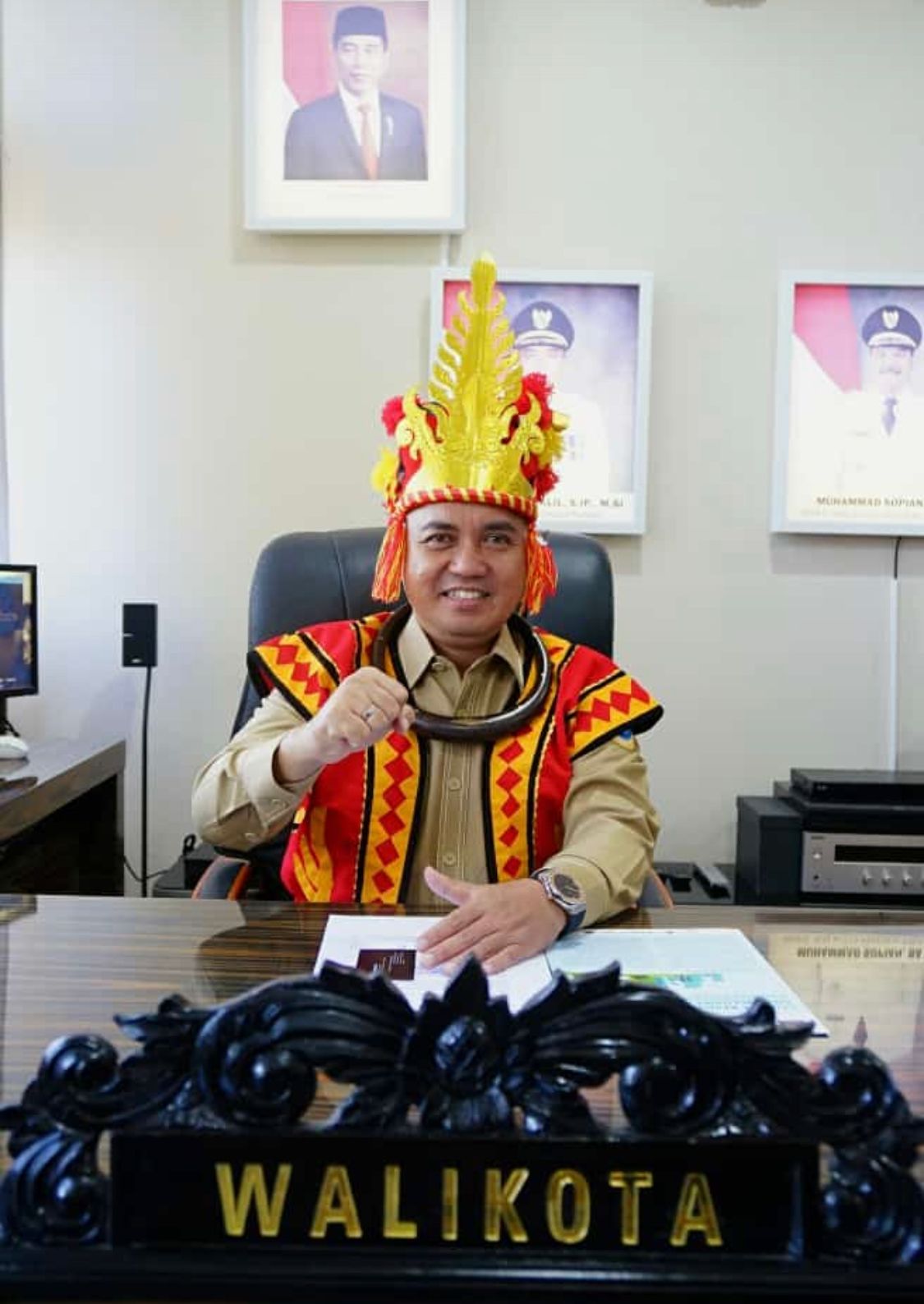 Pakai Baju Kebesaran Nias, Warga Rebutan Foto Bareng