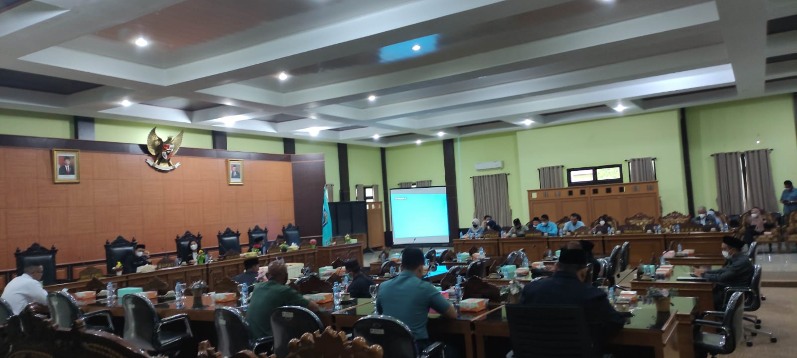 Paripurna DPRD Bangka Tengah Molor, Anggota Dewan Santai di Ruangannya