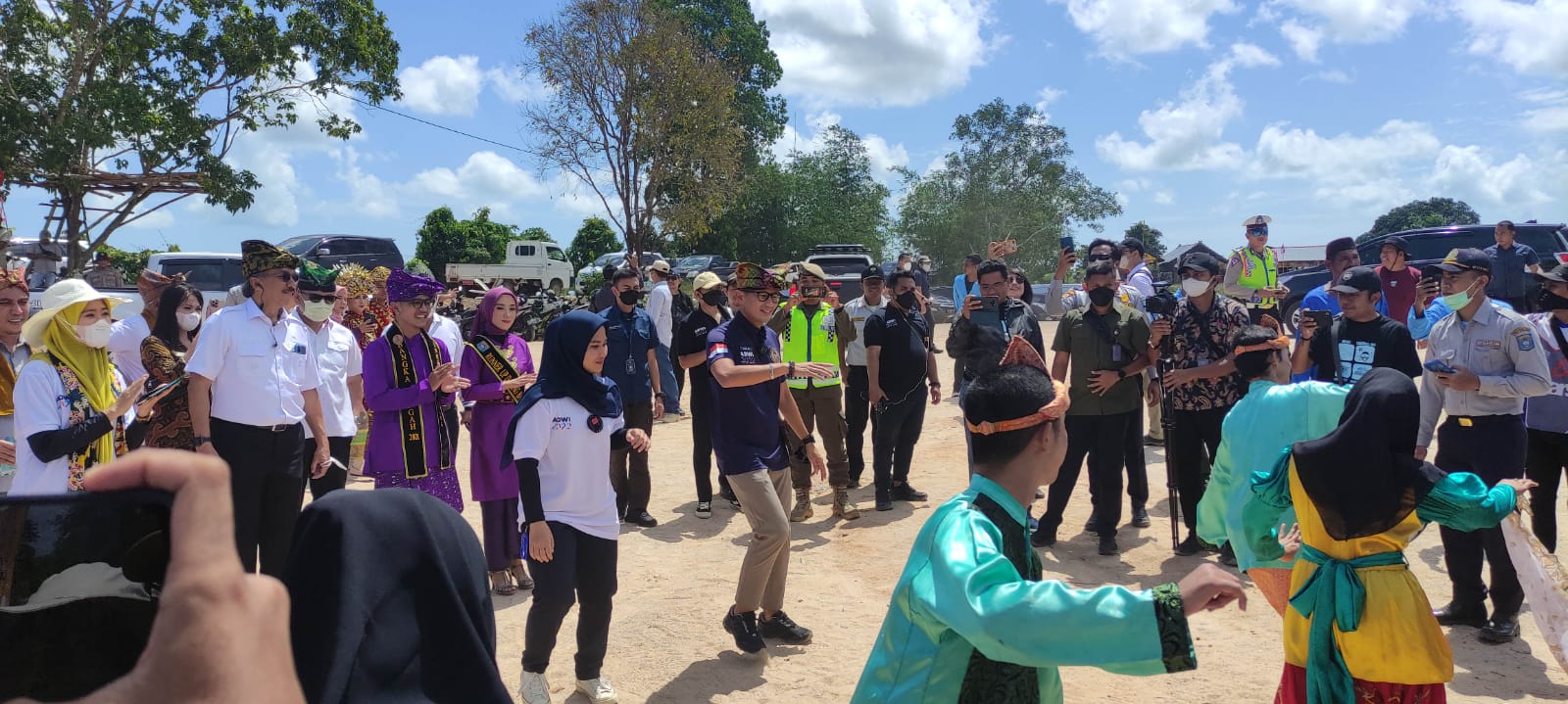 Emak-emak Desa Perlang: Pak Menteri Ganteng, Boleh Minta Foto Gak?