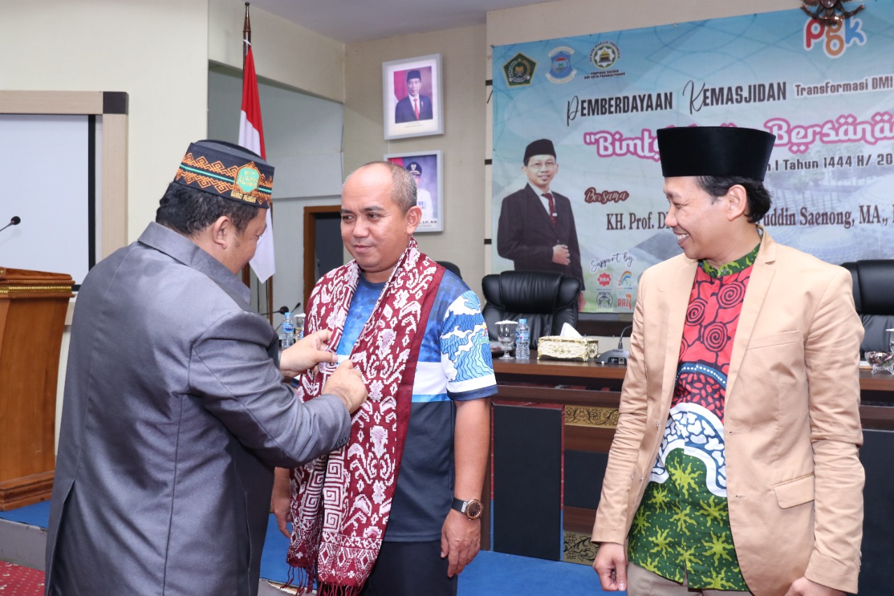 Gunakan Kaos Jersey, Moleh Hadiri Bimtek Imam Masjid