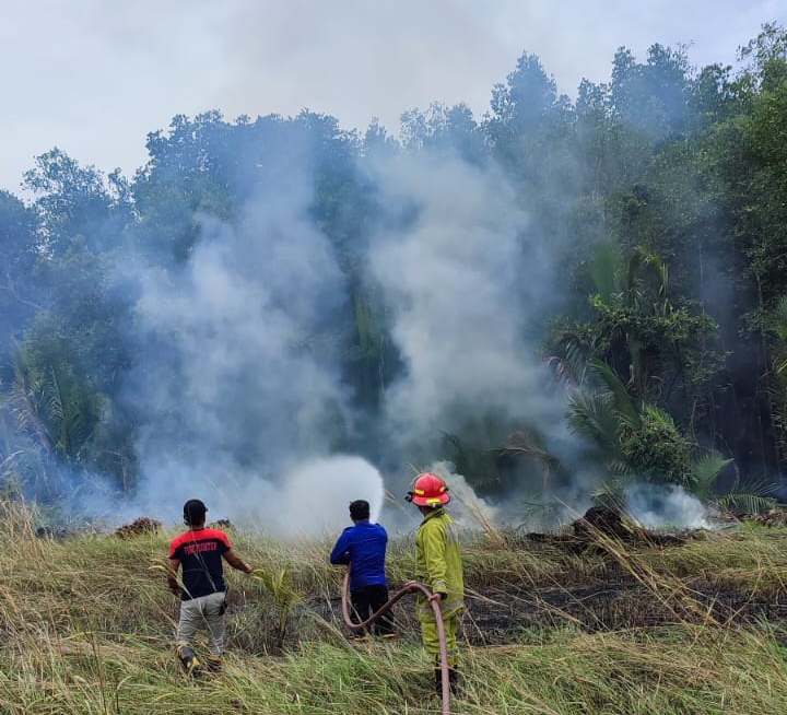Damkar Bangka Tengah Berhadapan Dengan Si Jago Merah Selama Sejam