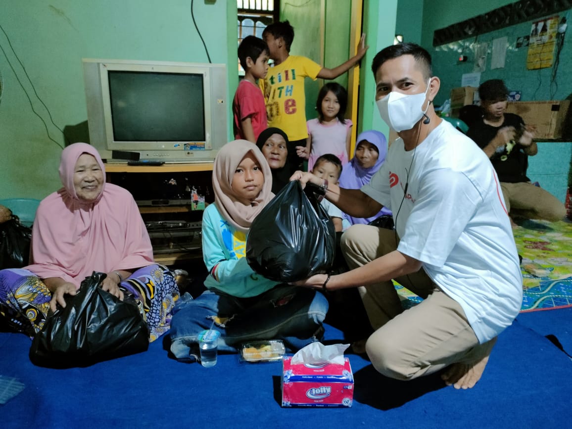 Puluhan Janda di Pemali Dapat Bingkisan