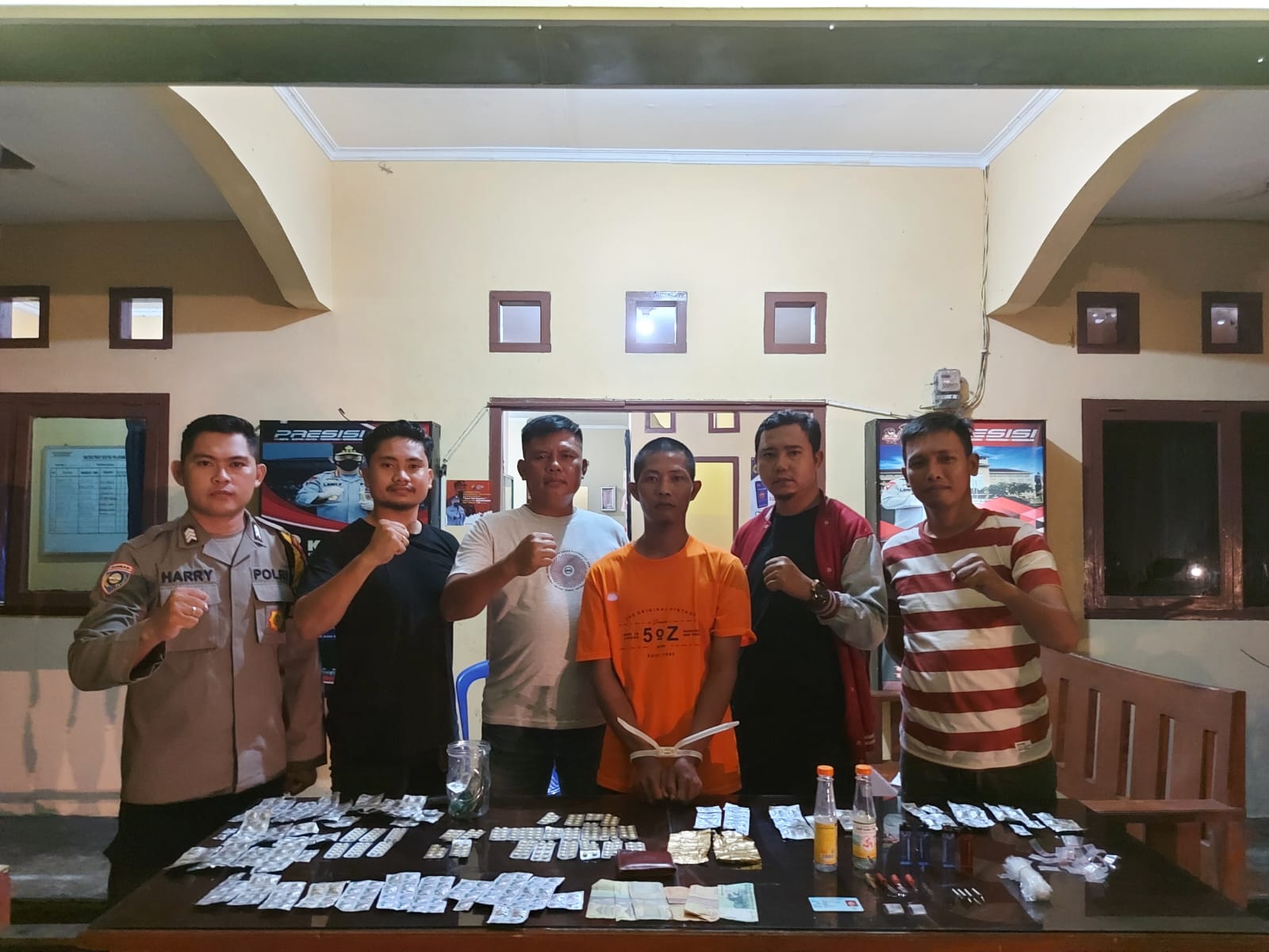 Brigadir Harry Tanggap Pengguna Narkoba Saat Jaga Perayaan HUT RI di Simpang Katis