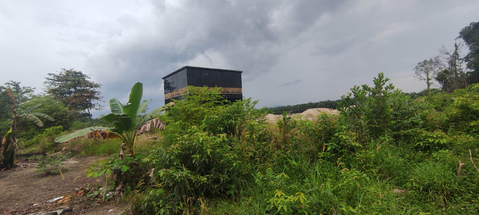 Ka’bah di Bangka Tengah Dikelilingi Rumput dan Tambang