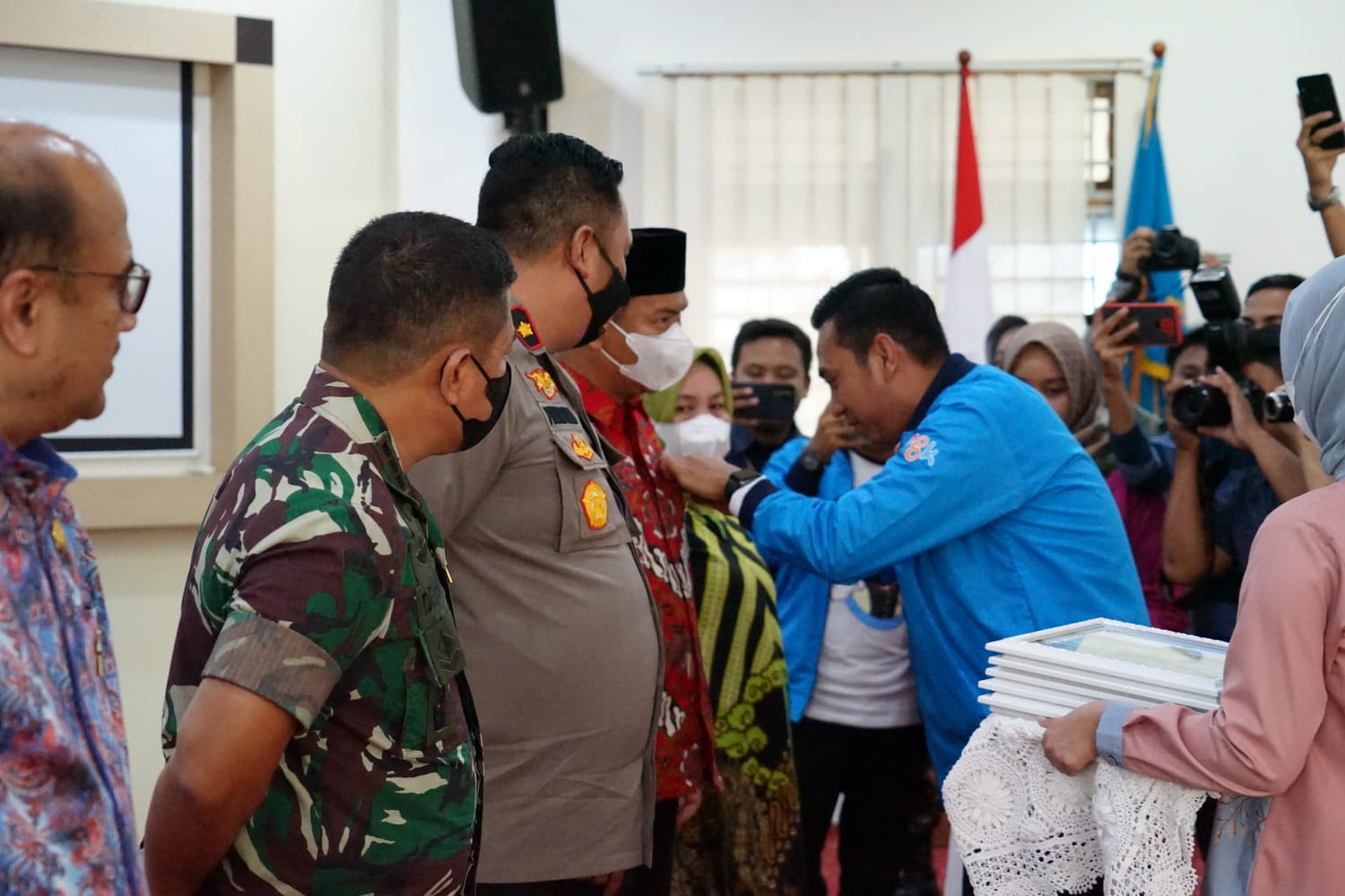 KNPI Kota Pangkalpinang Berikan Pin Kehormatan ke Forkopimda