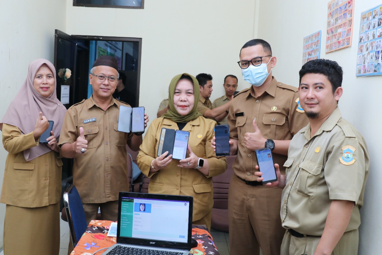 Radmida Orang Pertama Aktivasi KTP Digital Pangkalpinang