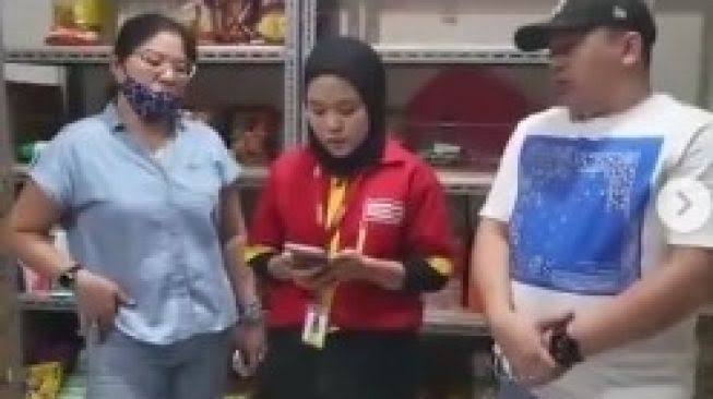 Pegawai Alfamart Dituntut Minta Maaf Setelah Memergoki Ibu Pengendara Mercy Mencuri Coklat
