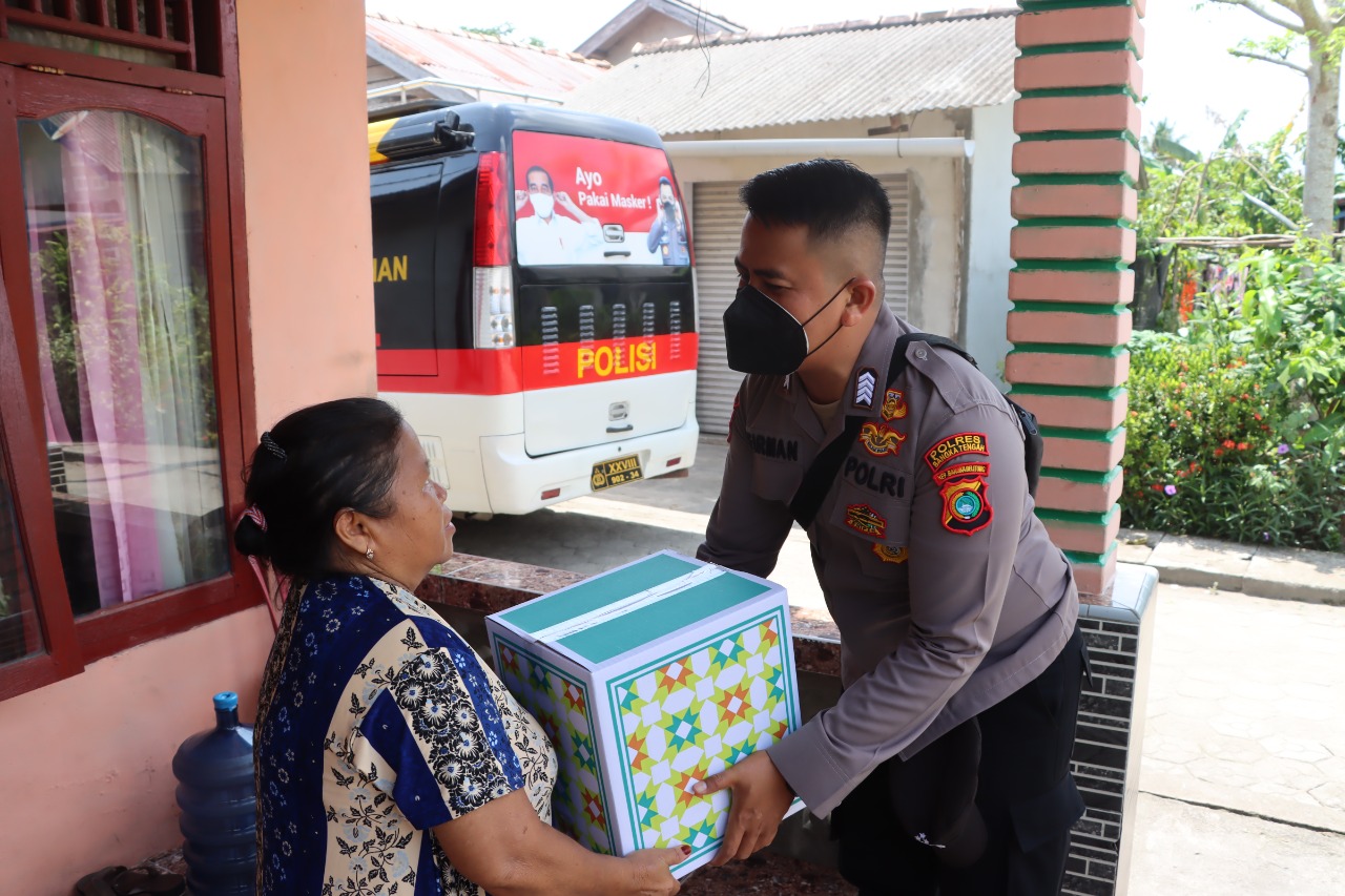 Warga Tak Mampu Terima Bantuan Sembako dari Polres Bateng