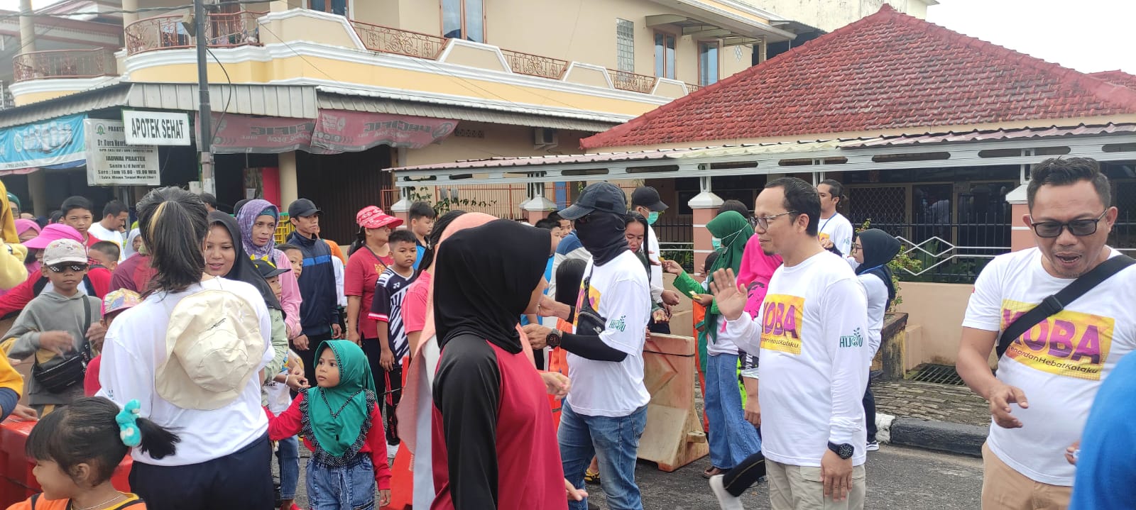 Belasan Ribu Masyarakat Bangka Tengah dan Basel Turut Meriahkan Jalan Sehat di Koba