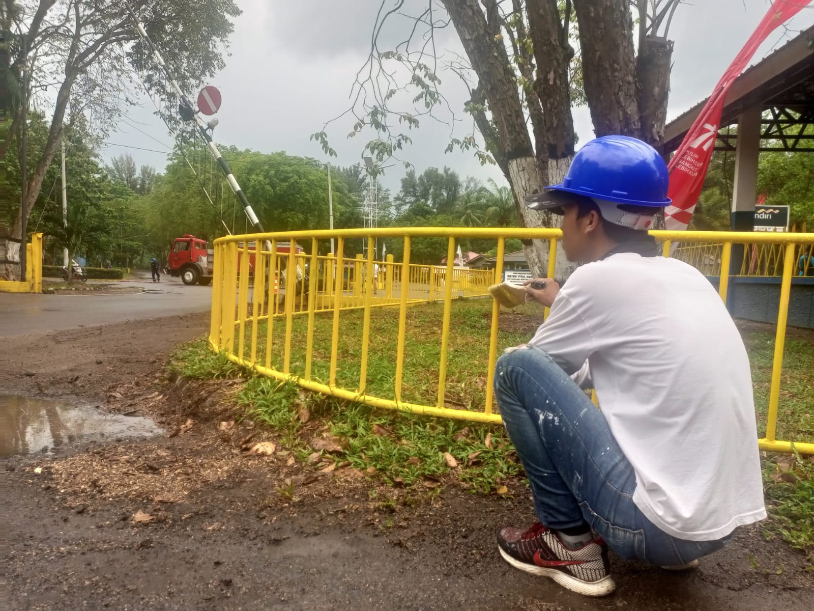 Bersama Gapoktan Tanjung Jaya, PT Timah Perbaiki Fasilitas Jalan Umum