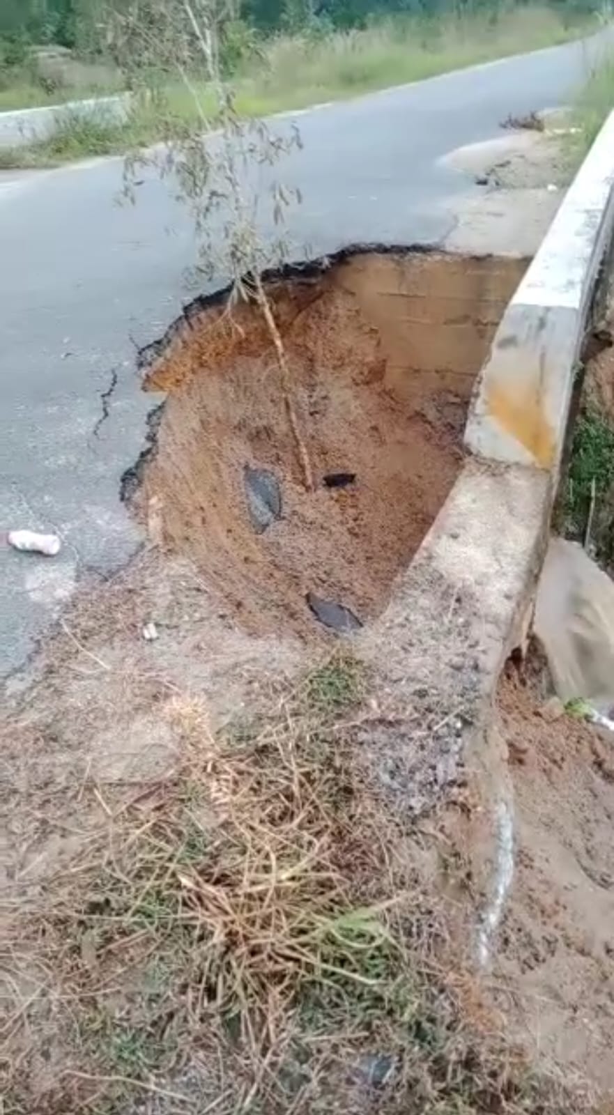 Hujan Deras, Plat Deker Menuju Danau Pading Tergerus