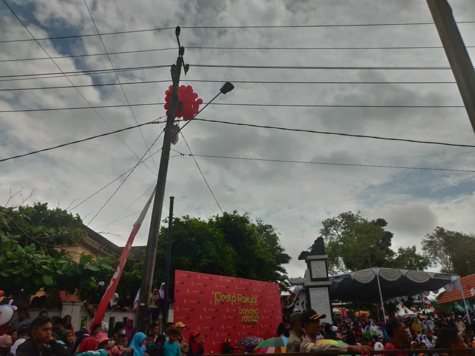 Balon 4 Tahun Mulkan-Syahbudin Nyangkut di Kabel Listrik