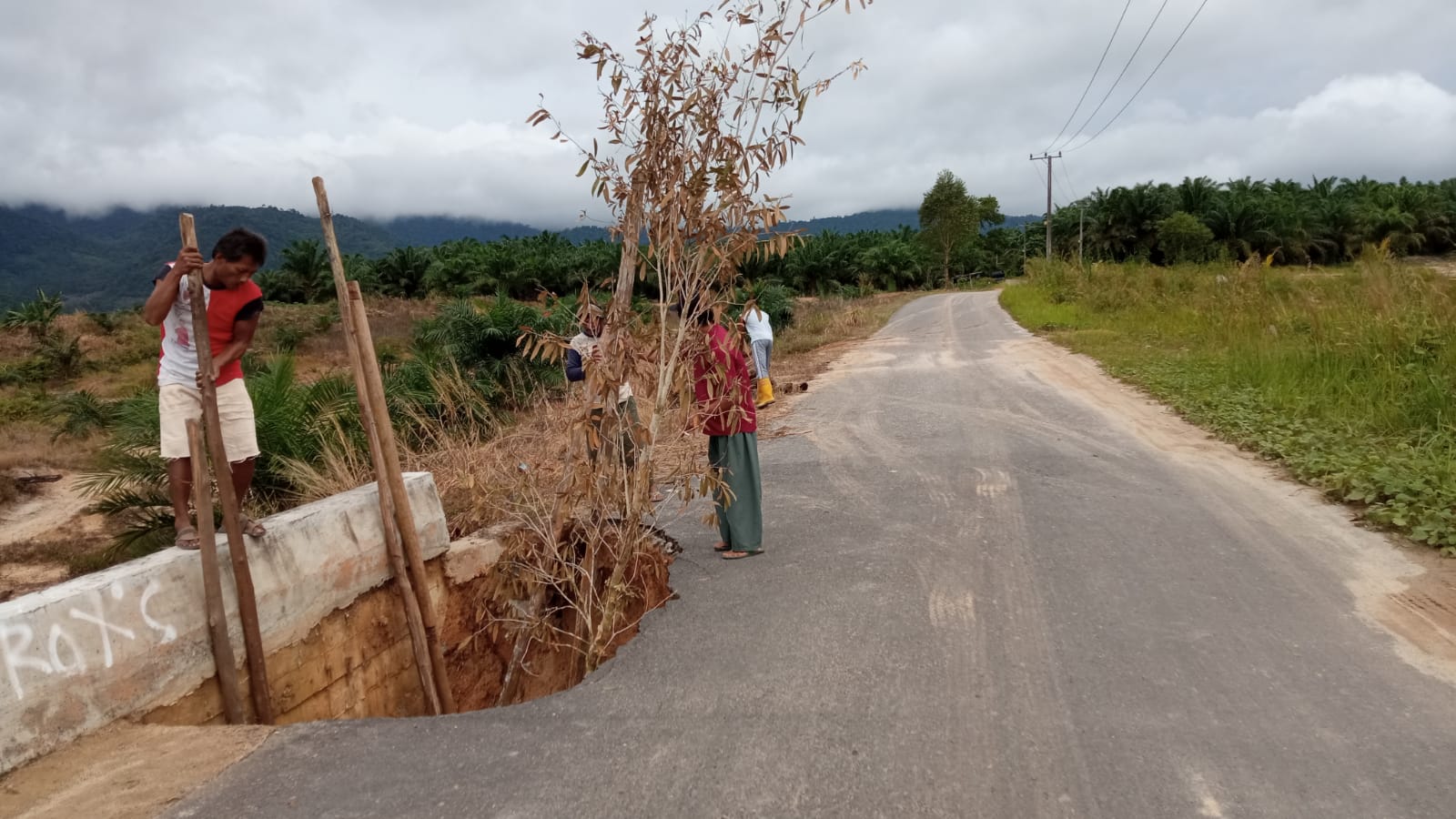 Warga Desa Perlang Gotong Royong Perbaiki Plat Deker