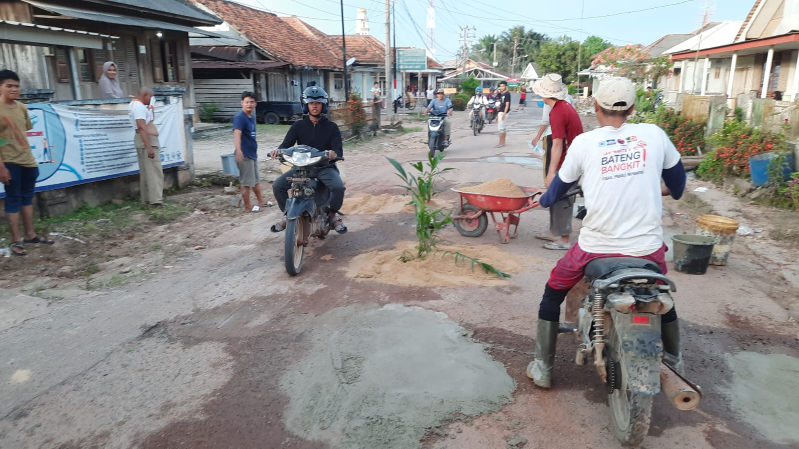 Sering Kecelakaan, Warga Perlang Tambal Jalan Pakai Semen
