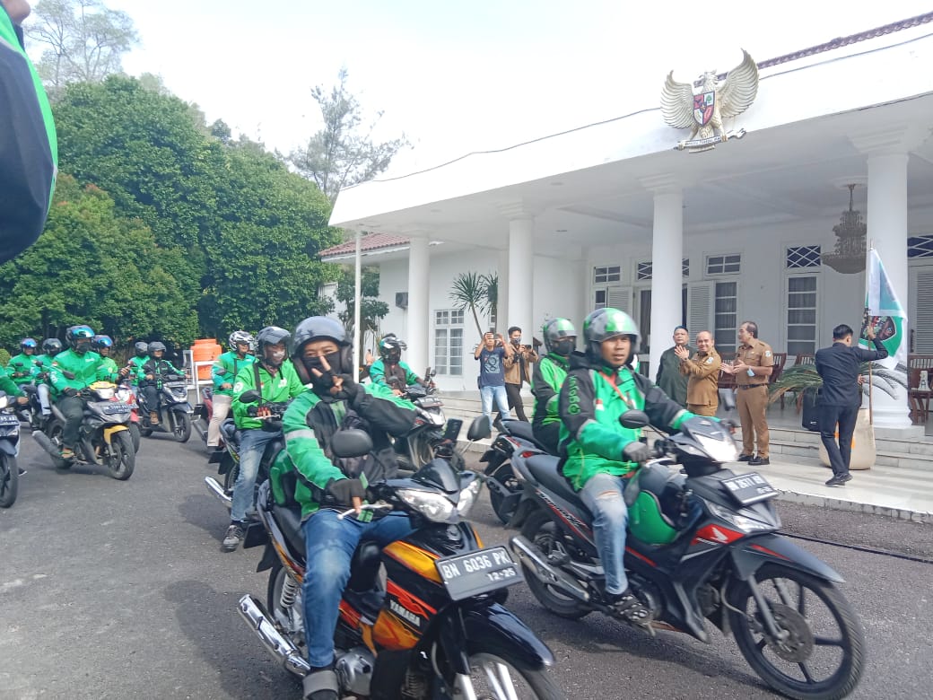 Molen Lepas Ratusan Ojol di Halaman Rumah Dinasnya