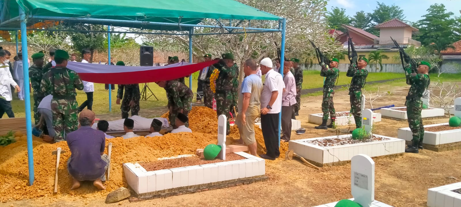 Letkol Arm Bontor Karo-Karo Pimpin Upacara Pemakaman H. A Effendi Mattjik