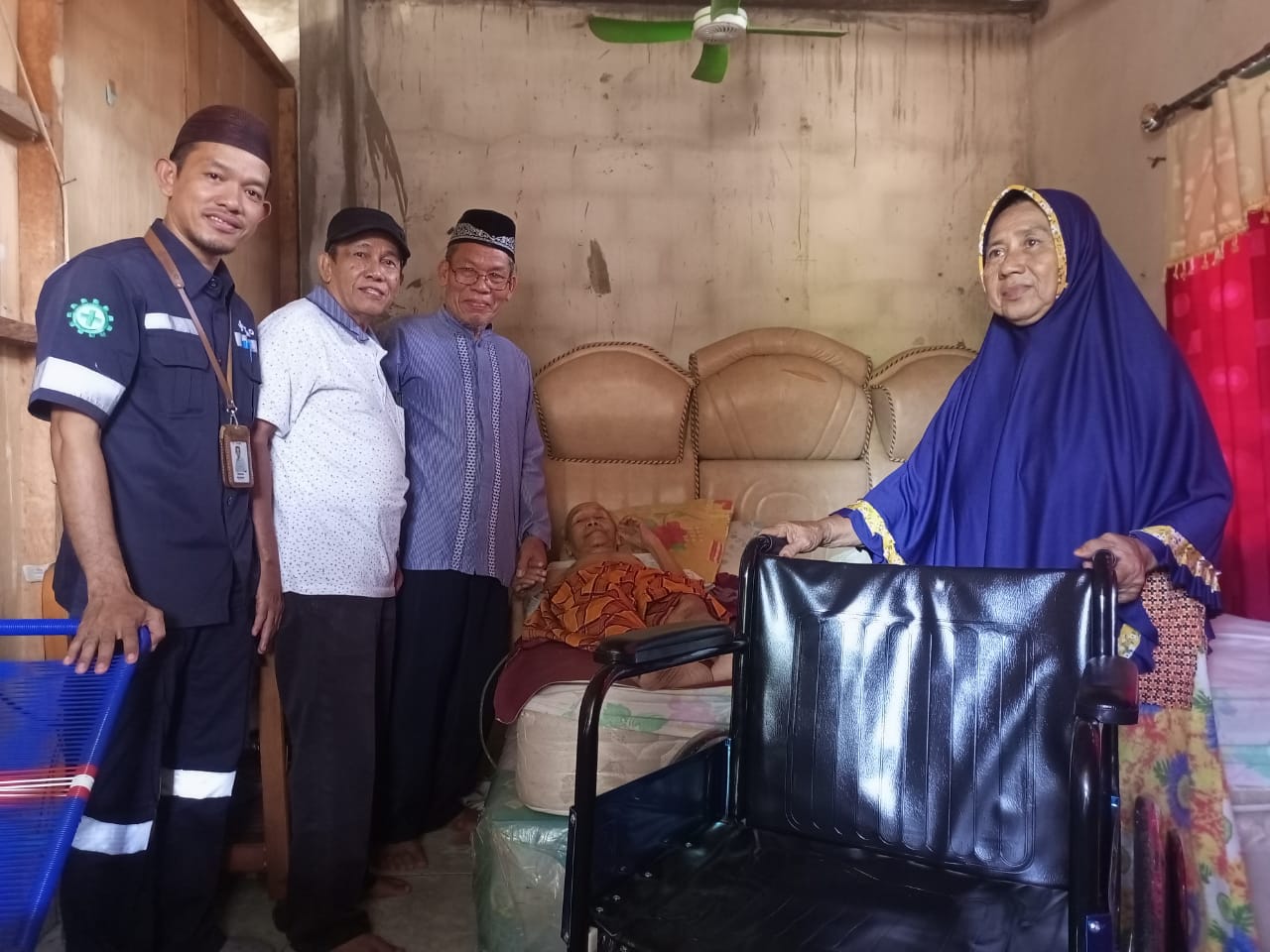 Kursi Roda dari PT Timah Untuk Sang Purna Bakti