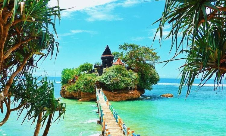 Pesona Keindahan Pantai Balekambang, Dengan Keelokan Pulau Malang