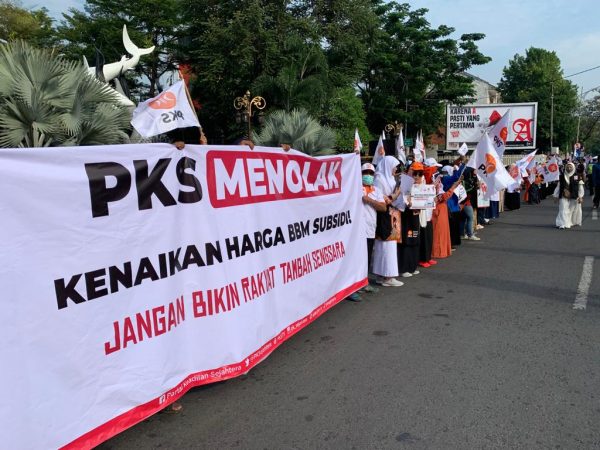 PKS Bangka Sebar Spanduk Tolak Kenaikan BBM Hingga Luar Daerah