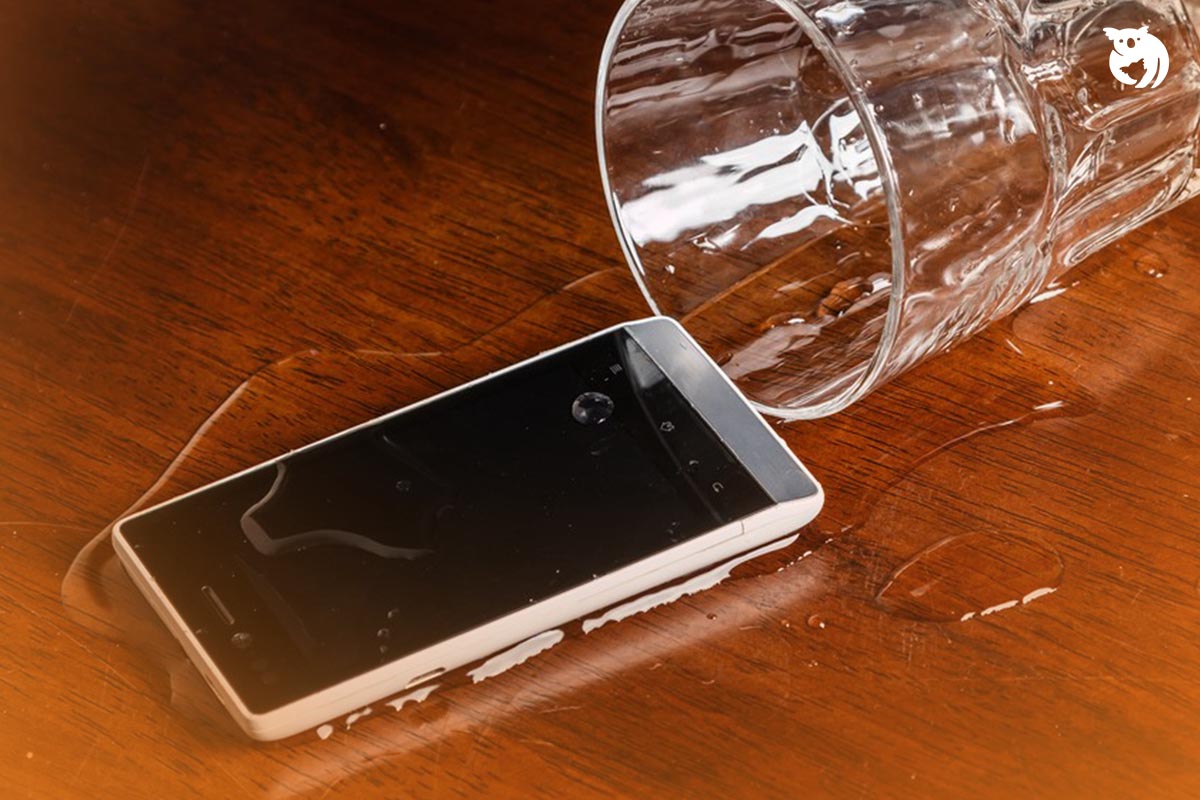 7 Cara Efektif Mengatasi HP Baterai Tanam Terkena Air