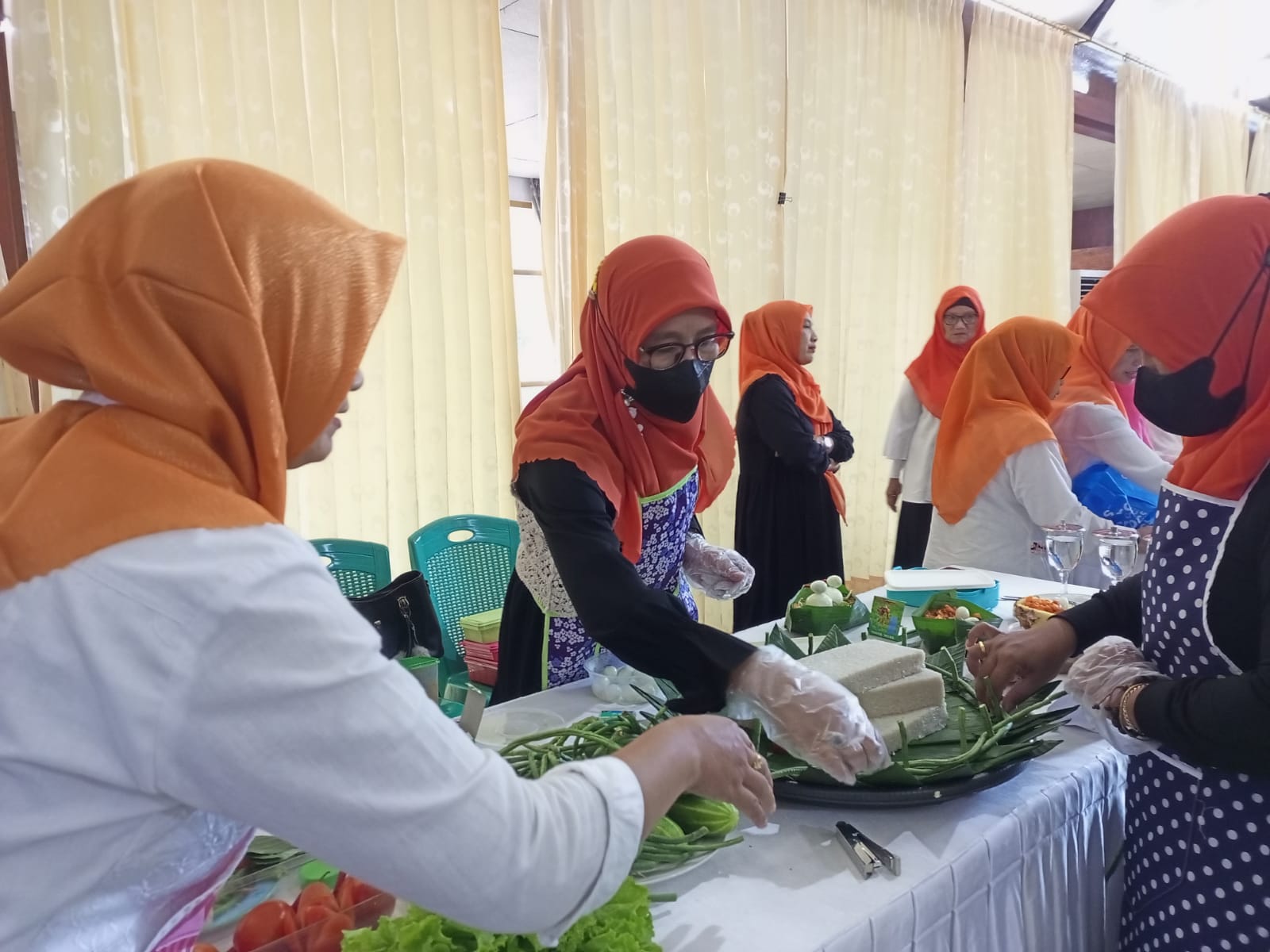 Kreatif Istri Karyawan Buat Tumpeng Berbentuk Balok Timah