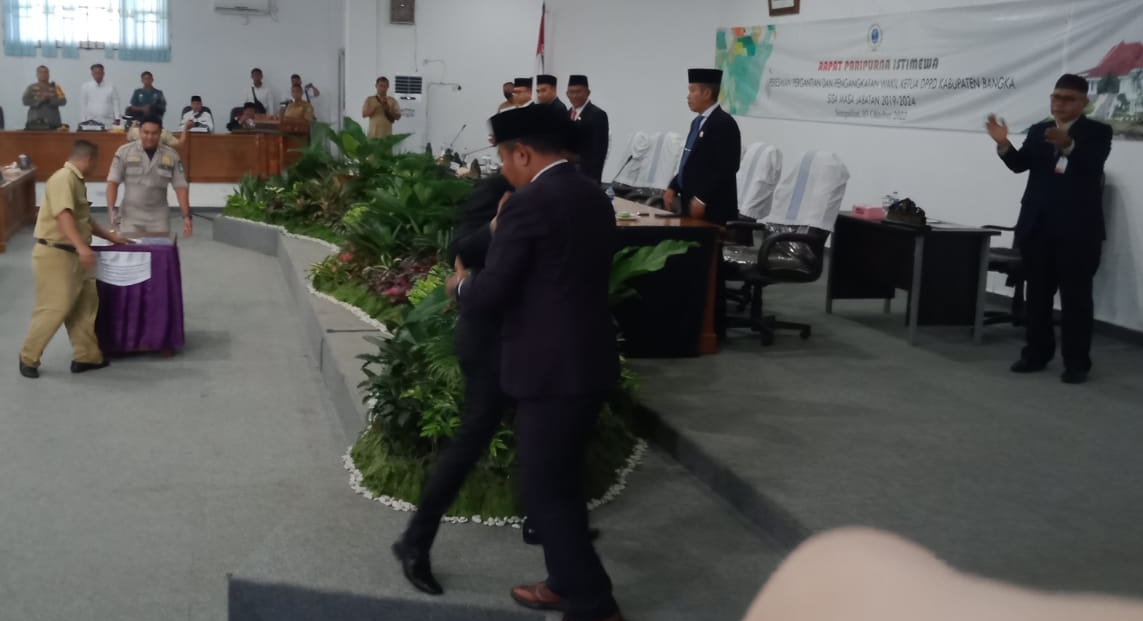 Taufik dan Mendra Saling Peluk