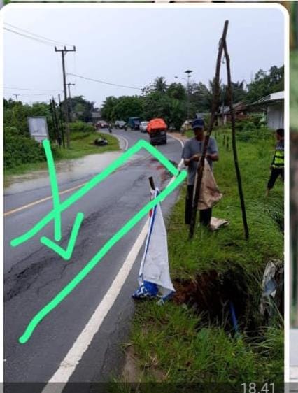 Jalan Cambai Ambles, Pengendara Hampir Jatuh