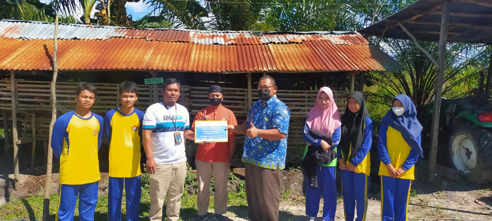 Kembangkan Ayam Petelur, PT Timah Bantu Siswa Pembuatan Kandang Baterai