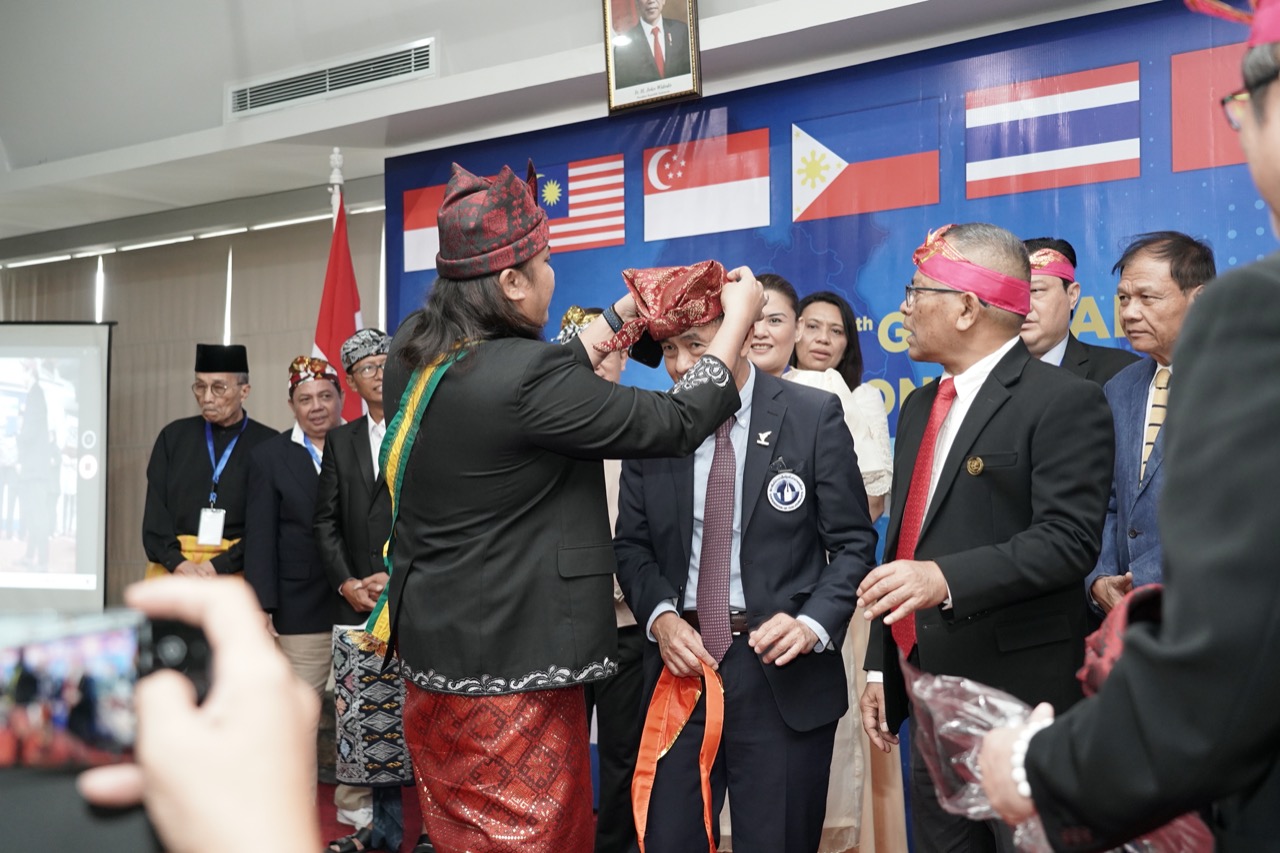 Ketua PWI Babel Promosikan Destar dan Kain Cual di Acara CAJ Bali