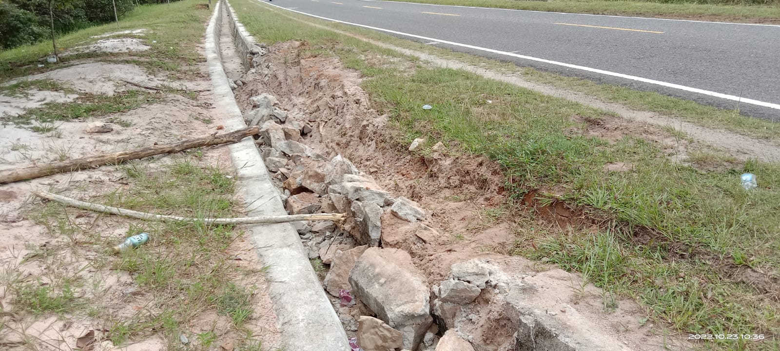 Siring Kawasan Wisata Pantai Terentang Rusak, Pengunjung: Sudah Tiga Kali Kesini Masih Seperti Itu