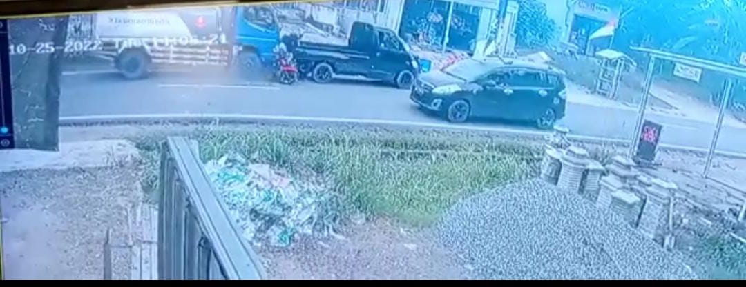 Mobil BBM Tabrak Penjual Bakso dan Mobil Pikup di Desa Belilik