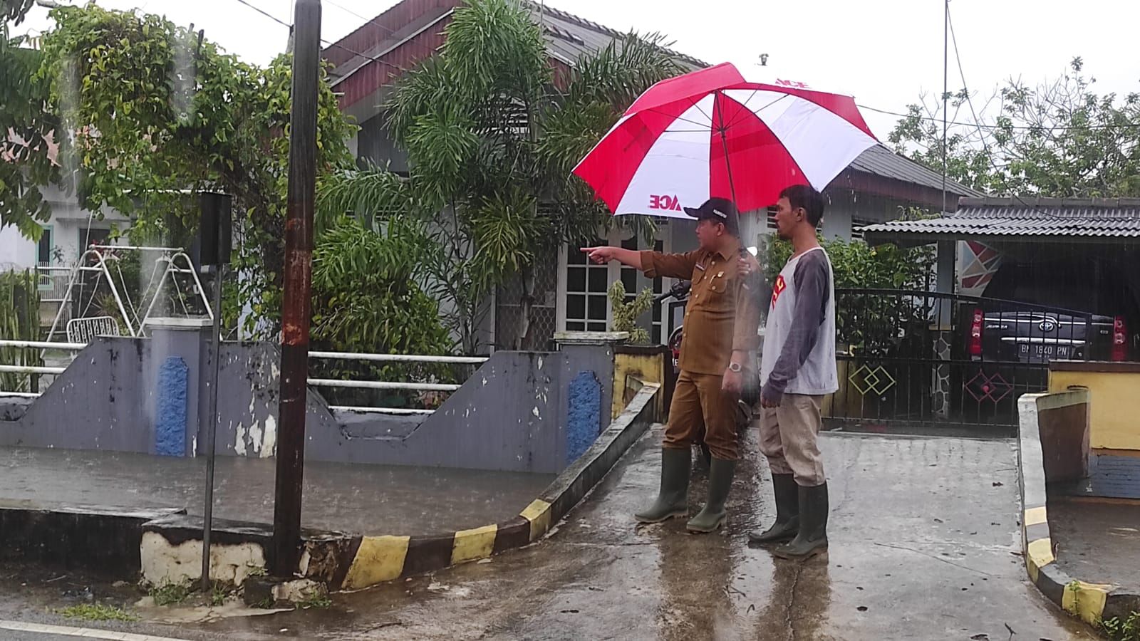 Masih Gunakan PDH, Molen Pantau Lokasi Genangan Air di Pangkalpinang