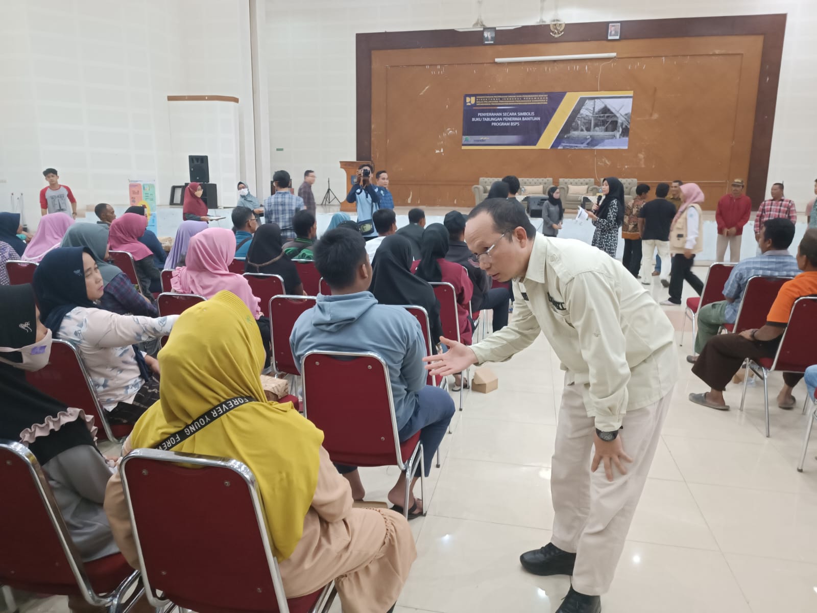 Algafry Serahkan BSPS Kepada 300 Kepala Keluarga